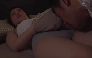 3 ngày ông xã đi công việc, người vợ ở nhà nữa đêm bị bố ông xã mò vào phòng